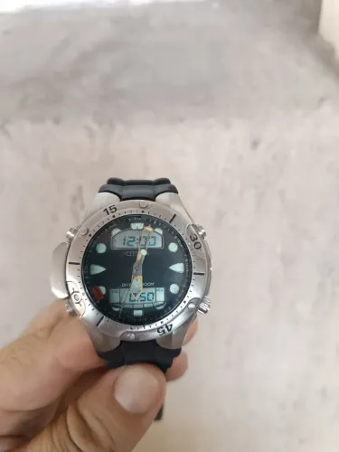 Relógio citizen Aqualand jp1060 preto está com problema não sei quais 600.00no estado .
