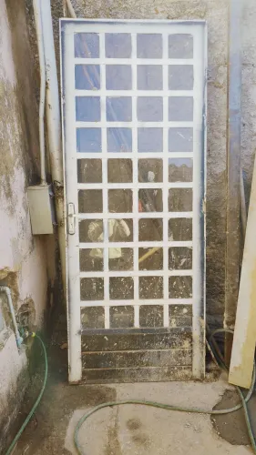 Porta de ferro em boas condições