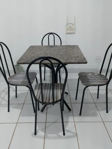 Mesa com quatro cadeiras