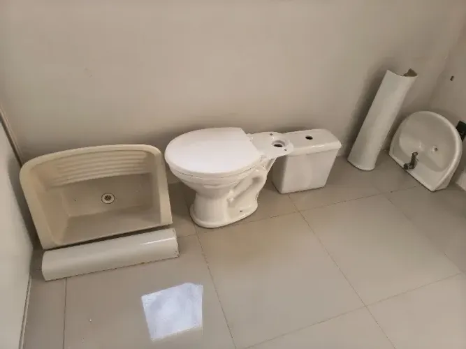 Vaso pia e tanque Fiori usados em bom estado