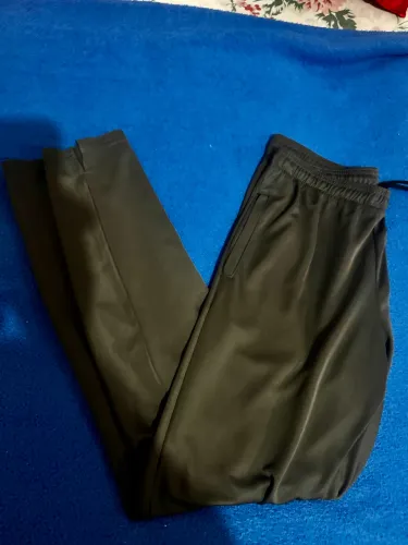 Calça esportiva cinza.