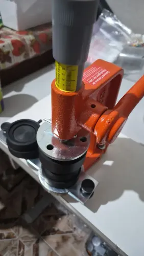 Máquina de button semi automática