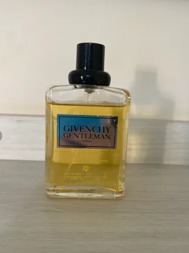 Gentleman (1974) Givenchy for men Vintage, Frasco de 100ml Volumetria conforme fotos.