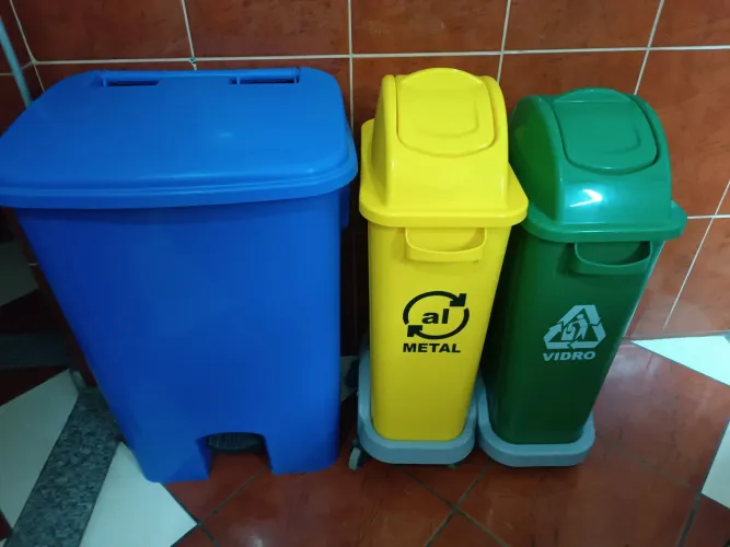 Lixeiras de plástico resistente com roldanas