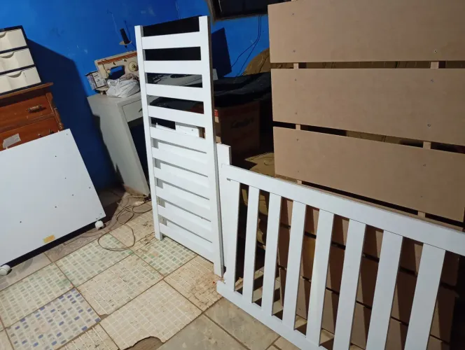 Cama de solteiro e um berço