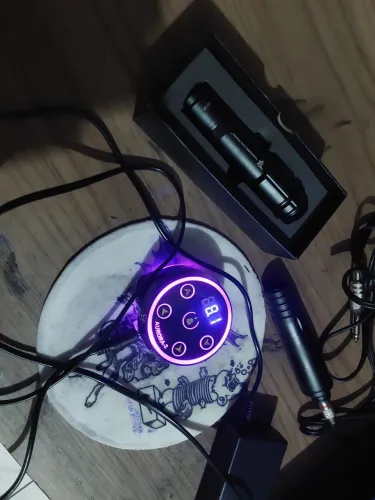 Duas máquinas de tattoo Pens e uma fonte