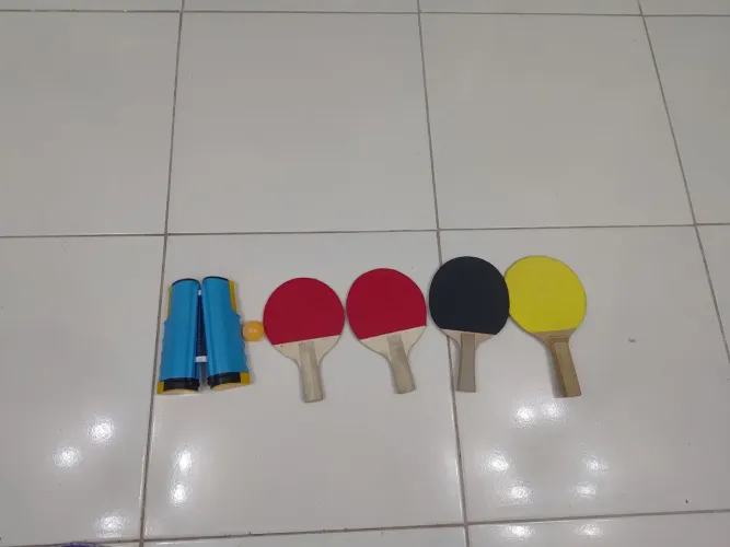 Kit de ping pong (1 red esticador + 4 raquete + 1 bolinha)