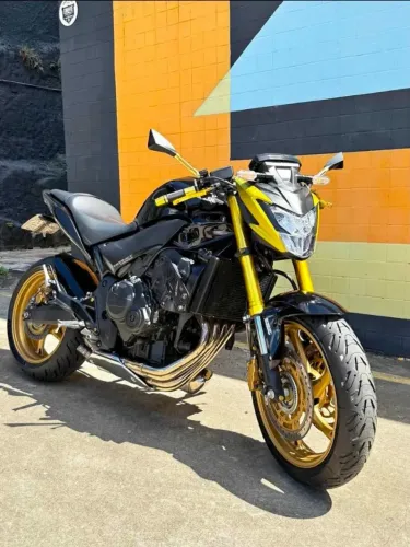HORNET! VENDA RÁPIDA <br>CBR HONERTE<br>2012<br>PRETA<br>93.000KM<br>32.000,00