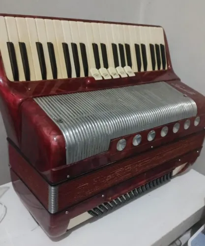 Acordeon scandalli 120 baixos,(7pilao)4/5 de voz
