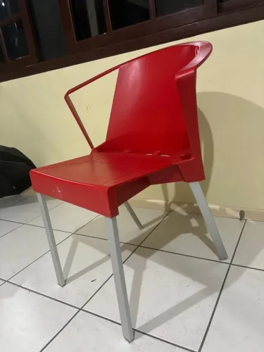 Cadeira Vermelha com Pés Metálicos