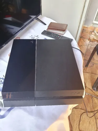 Vendo ps4 na caixa