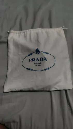 Bolsa Prada Cleo Satinada Preta com Cristais Appliqué - Luxo e Sofisticação