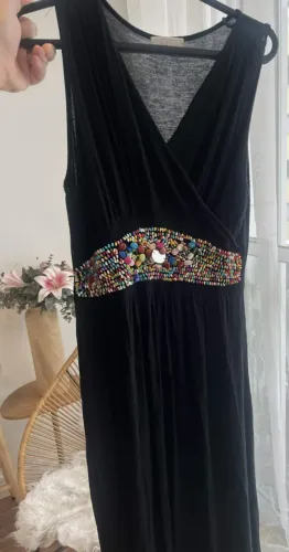 Vestido Preto bordado com Pedraria multicolor - tamanho M 140cm