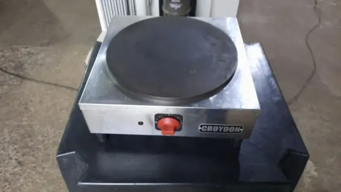 Chapa elétrica Croydon redonda de 0,37 cm ideal para massas 220 volts 1.600 watts semi nov