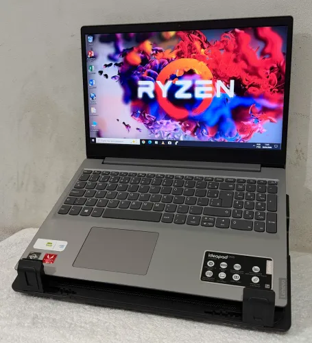Notebook Lenovo Ryzen 5 com 8GB DDr4 e SSD 256GB M2, AMD Radeon Vega 8 de 2GB e Tela 15.6