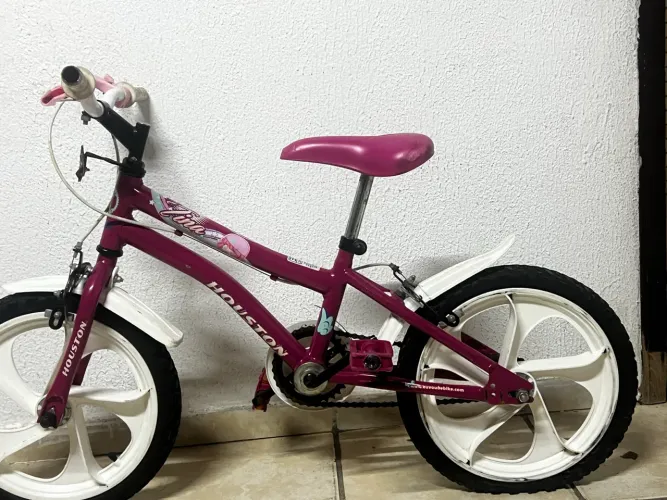 Vendo uma bicicleta infantil menina