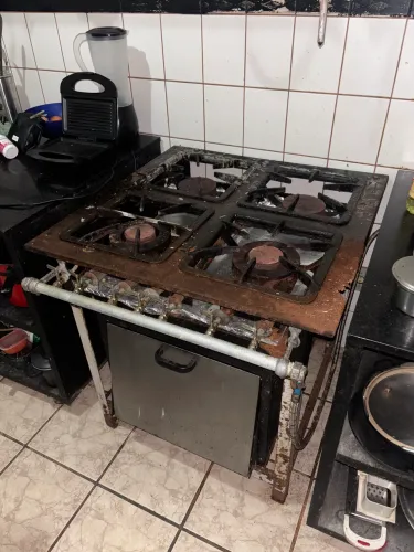 Fogão com Forno Industrial 4 Bocas 8 Chamas