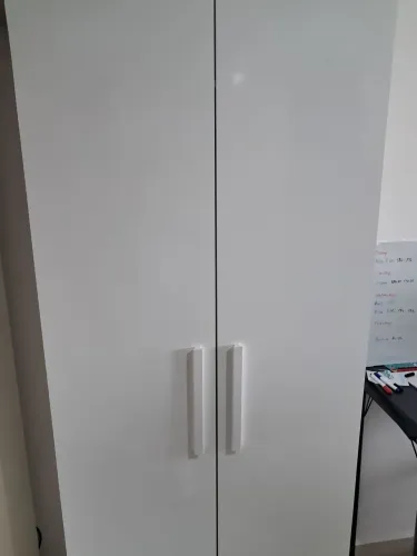 Armário multiuso com nichos internos em excelente estado
