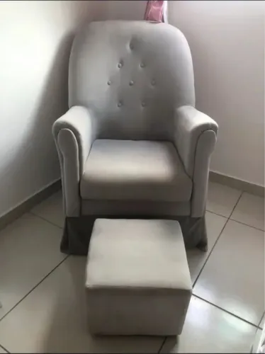 Poltrona de amamentação com puff 