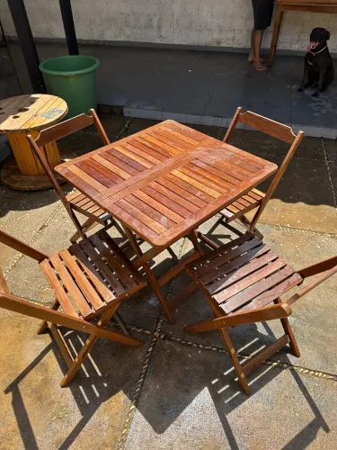 VENDE-SE CONJUNTO DE MESA + 4 CADEIRAS DE MADEIRA