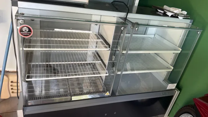 Vendo balcão quente e frio