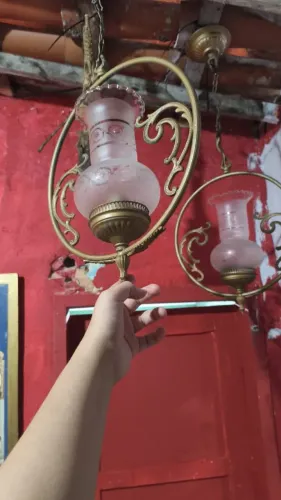 Lustre vintage em metal fundido.