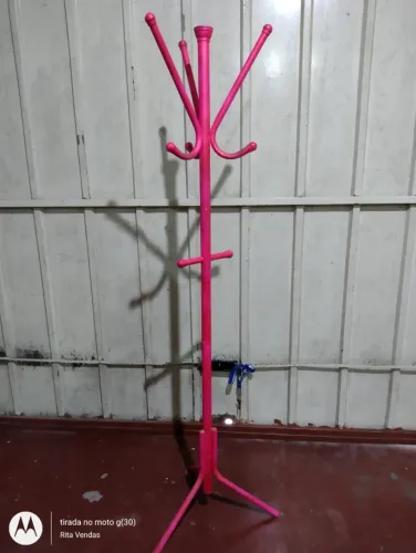 Cabideiro em metal, Rosa, tem marcas de uso