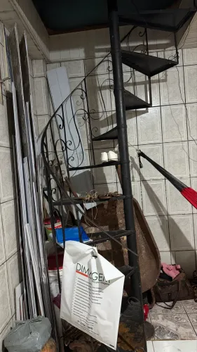 Vende-se uma escada caracol valor 600,00 a vista