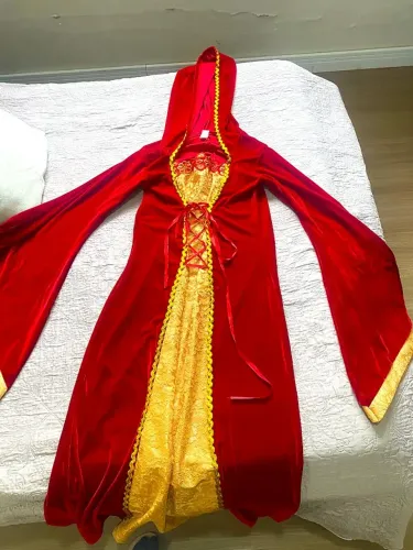 Vestido Medieval com Capuz