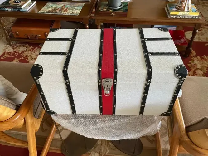 Bau em madeira e couro - 63 x 35 x 30 cm - R$ 600,00