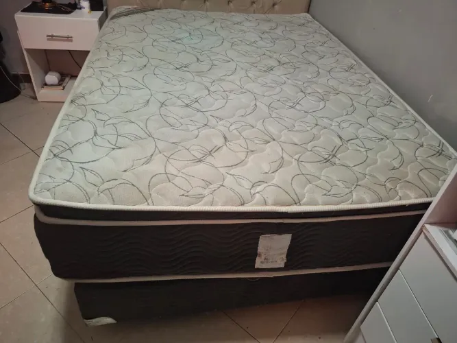 Cama box com colchão ortobom de molas ensacadas. Completo. Ótimo estado.