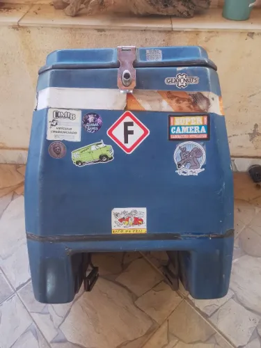 Baú de fibra para motoboys 120 litros usado com suporte 