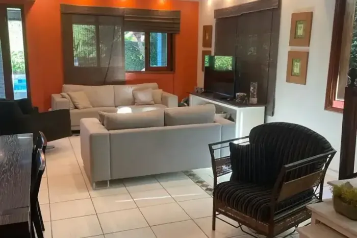 Sobrado para venda possui 300 metros quadrados com 4 quartos em Pitangueiras - Guarujá - S
