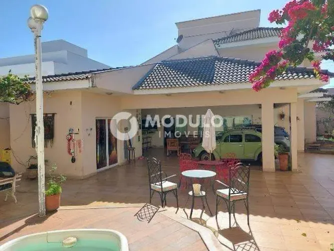 Casa residencial disponível para locação no bairro Jardim Inconfidência.