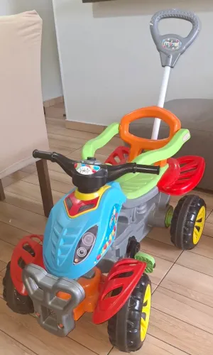 Vendo Carrinho de Passeio  Quadriciclo Infantil Maral Com Pedal Buzina Empurrador