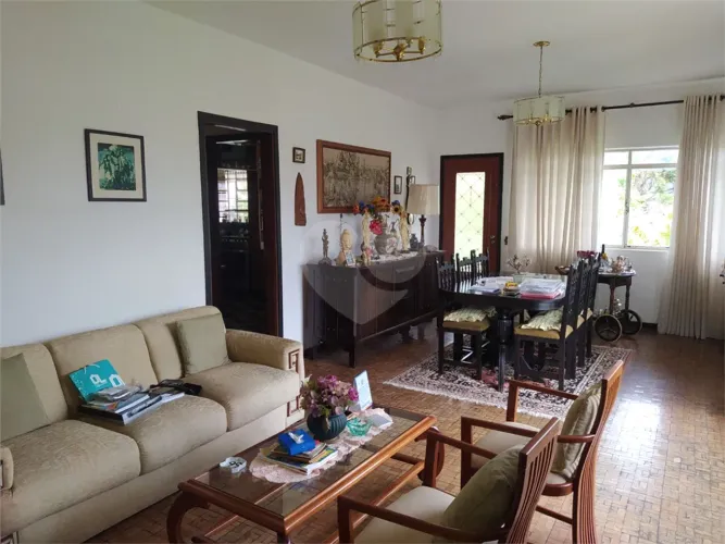 Casa à venda ou para alugar com 6 quartos em Vila Junqueira, São Roque - SP