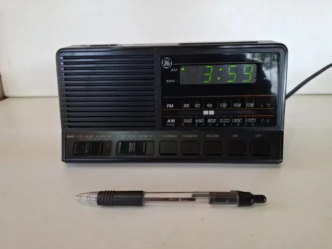 Rádio relógio General Electric AM-FM model 7-4648A preto 120V anos 1980