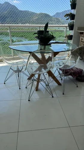 Mesa de vidro com 5 cadeiras transparentes