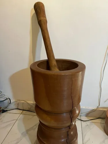 Pilão de madeira grande 