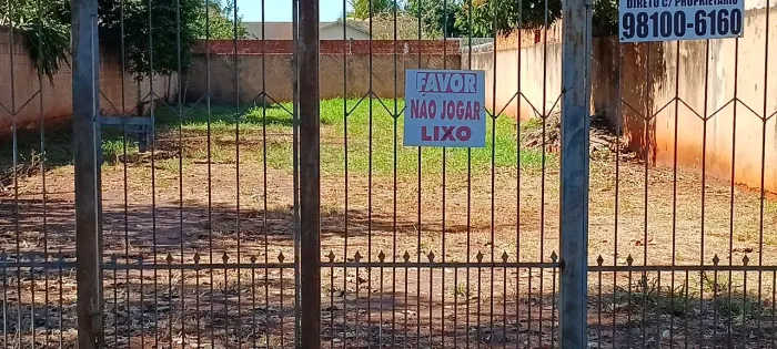 Lote murado e com grade
