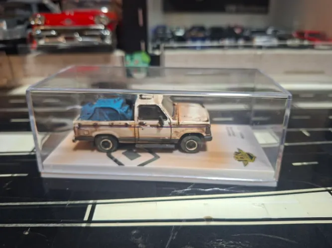 Miniatura D20 Custom branca BR Classics escala 1/64.