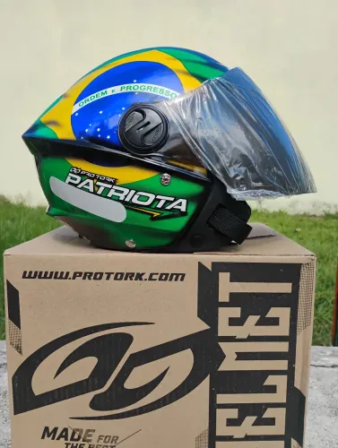 Capacete patriota com viseira fumê novo