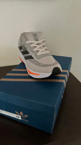Tênis Adidas unissex, tamanho 38, cinza com detalhes em laranja