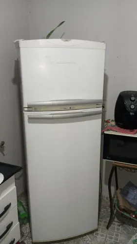 Vende-se geladeira urgente, motivo mudança 