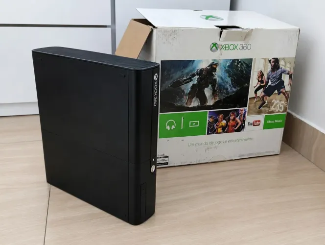 Xbox 360 Super Slim, 2 controles, cabos e caixa!
