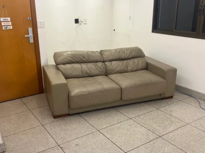 Sofá de couro legítimo dois lugares  