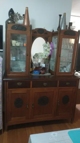 CRISTALEIRA BUFFET ANTIGA EM MADEIRA MACIÇA COM ESPELHO E DETALHES ENTALHADOS