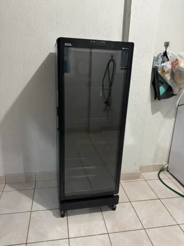 Refrigerador Expositor Vertical EOS 231 Litros Eco Gelo Digital All Black EEV210P 110V
