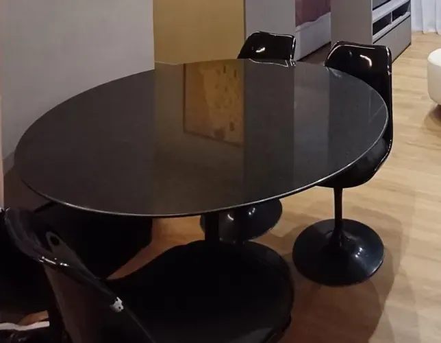 Vendo mesa Saarinen na cor preta, tampo de granito São Gabriel, medindo 120cm de diâmetro.