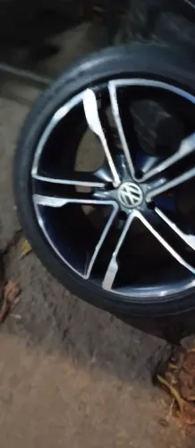 Hum jogo de rodas aro 17 com pneus furacão 4 por 100 volkes GM Fiat e outros com essa 
